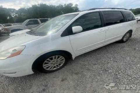 Photo of 2010 Toyota Sienna