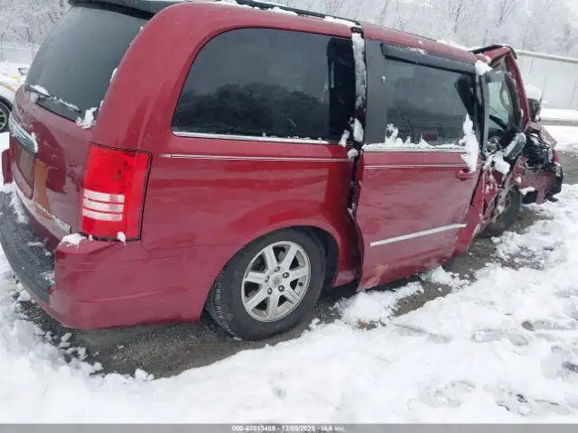 Photo of 2010 Chrysler Town & Country