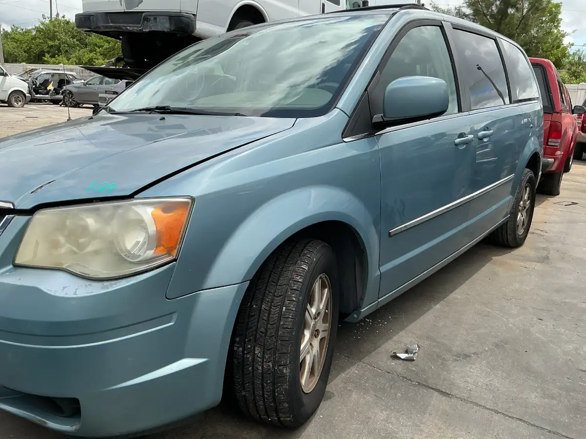 Photo of 2010 Chrysler Town & Country