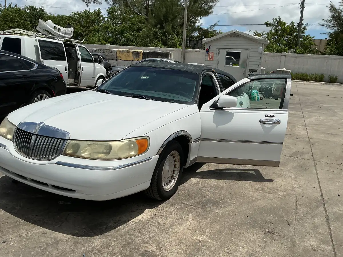 Photo of 2001 Lincoln Town Car