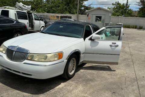 Photo of 2001 Lincoln Town Car