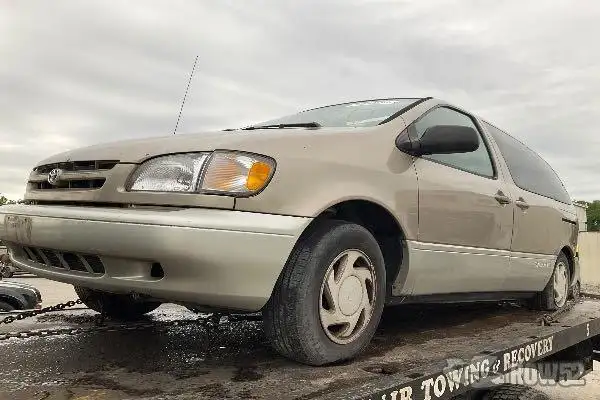 Photo of 2000 Toyota Sienna