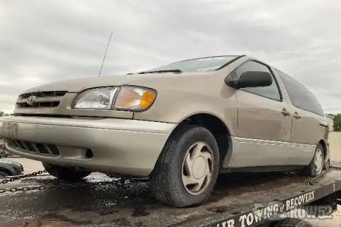 Photo of 2000 Toyota Sienna