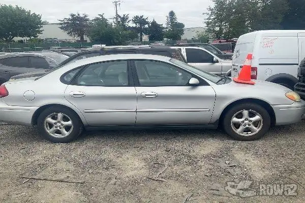 Photo of 2004 Ford Taurus