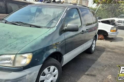 Photo of 1998 Toyota Sienna