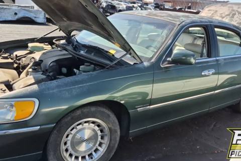 Photo of 1999 Lincoln Town Car