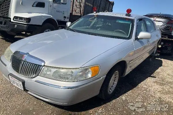 Photo of 2002 Lincoln Town Car