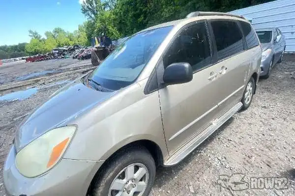 Photo of 2004 Toyota Sienna