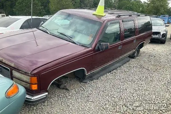 Photo of 1998 GMC Suburban