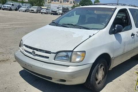 Photo of 1999 Toyota Sienna