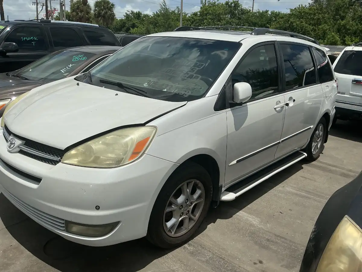 Photo of 2005 Toyota Sienna
