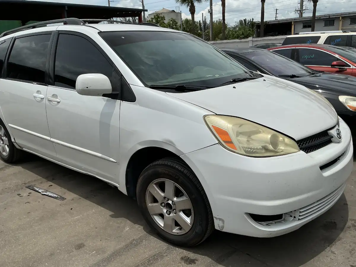 Photo of 2005 Toyota Sienna