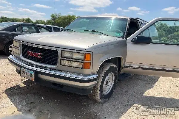 Photo of 1998 GMC Suburban