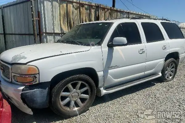 Photo of 2004 GMC Yukon Denali