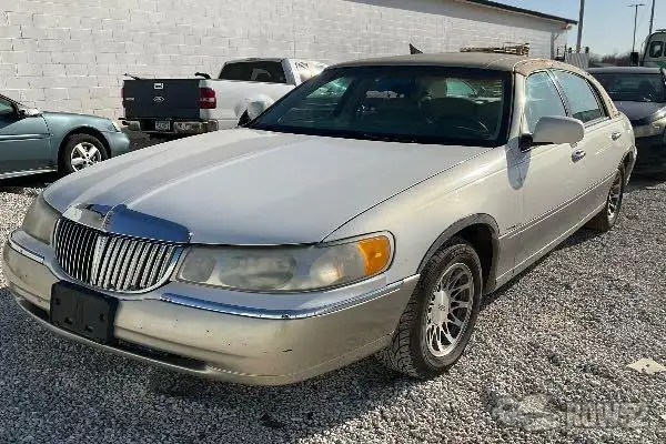 Photo of 2000 Lincoln Town Car