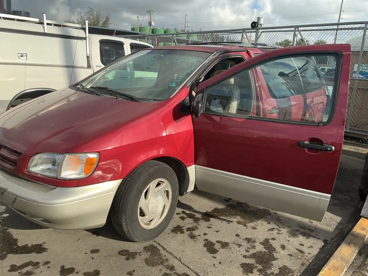 Photo of 2000 Toyota Sienna