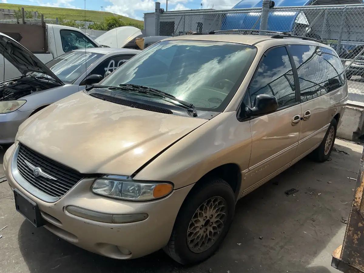 Photo of 1998 Chrysler Town & Country