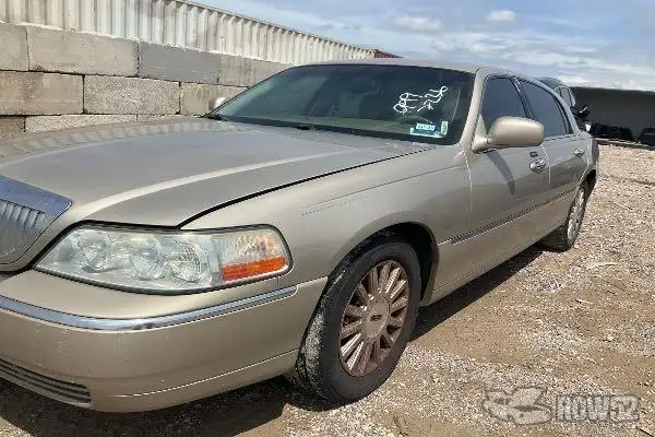 Photo of 2004 Lincoln Town Car