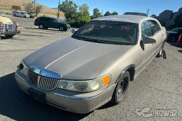 Photo of 2001 Lincoln Town Car