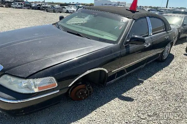 Photo of 2005 Lincoln Town Car