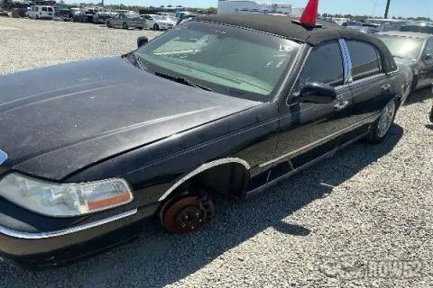 Photo of 2005 Lincoln Town Car