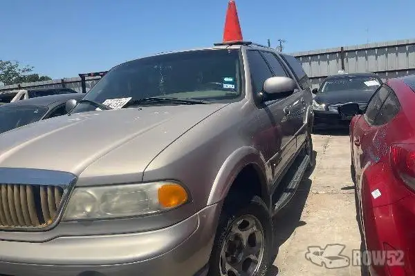 Photo of 2000 Lincoln Navigator