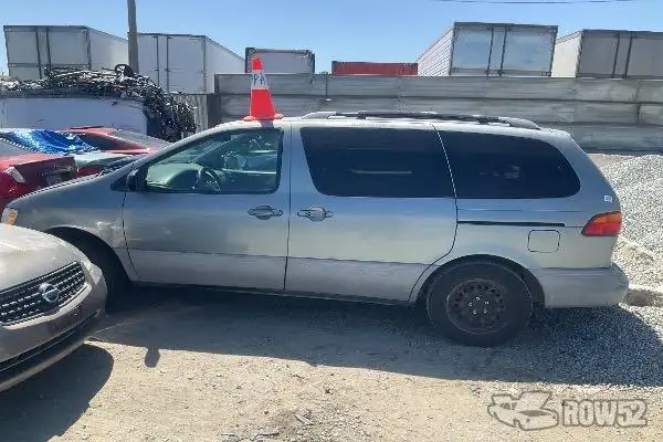 Photo of 2000 Toyota Sienna