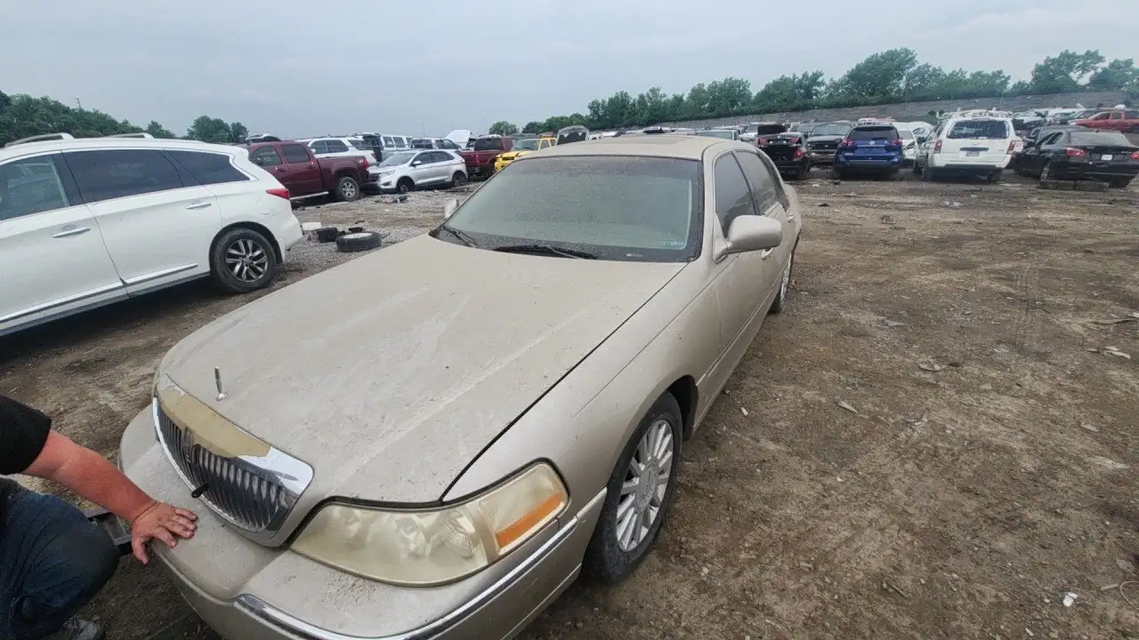 Photo of 2005 Lincoln Town Car