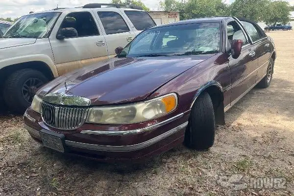 Photo of 2000 Lincoln Town Car