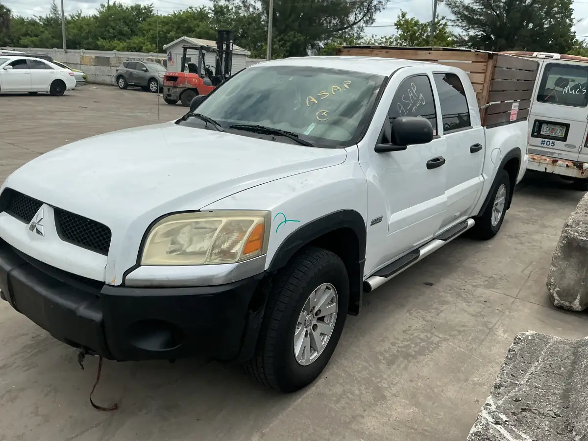 Photo of 2006 Mitsubishi Raider