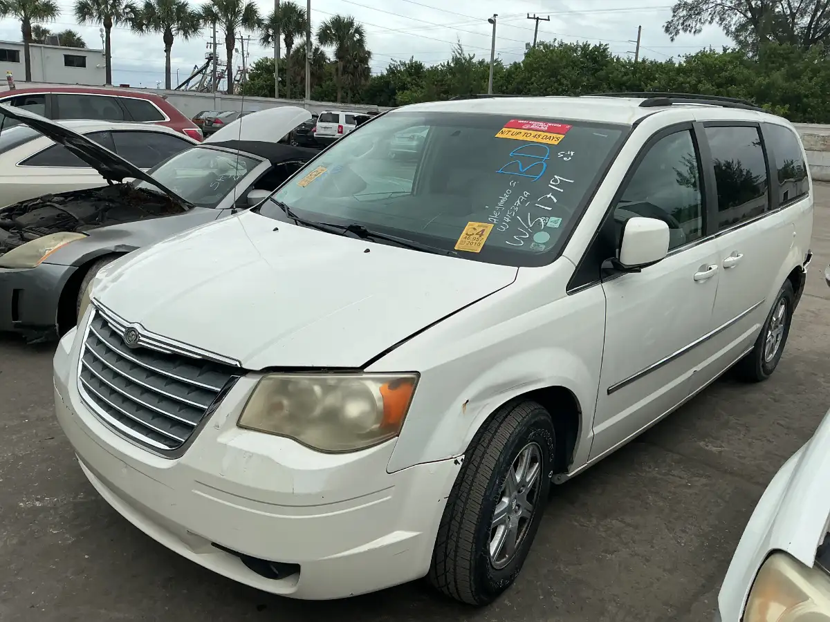 Photo of 2010 Chrysler Town & Country