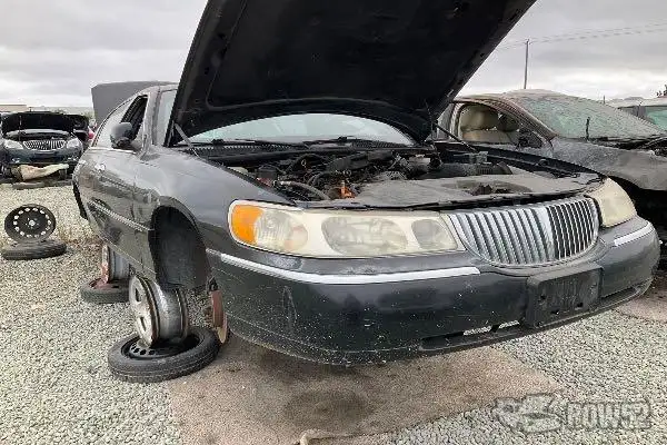 Photo of 2001 Lincoln Town Car