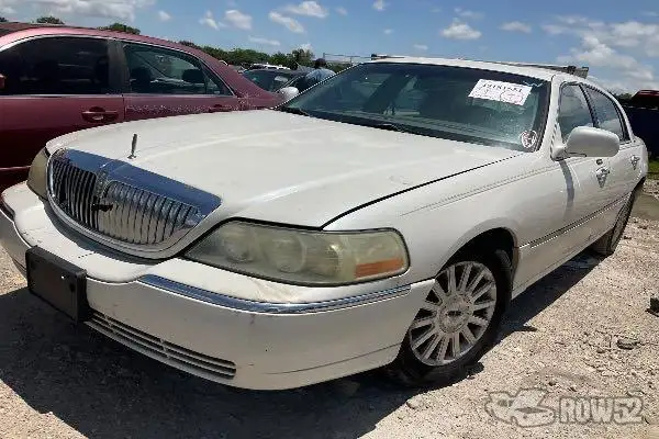 Photo of 2004 Lincoln Town Car