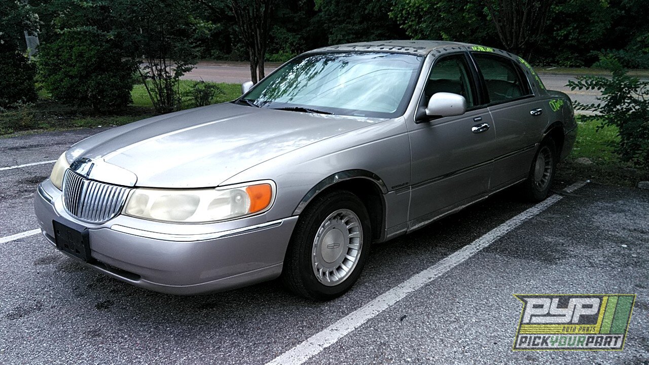 Photo of 2001 Lincoln Town Car
