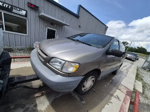 Photo of 1999 Toyota Sienna