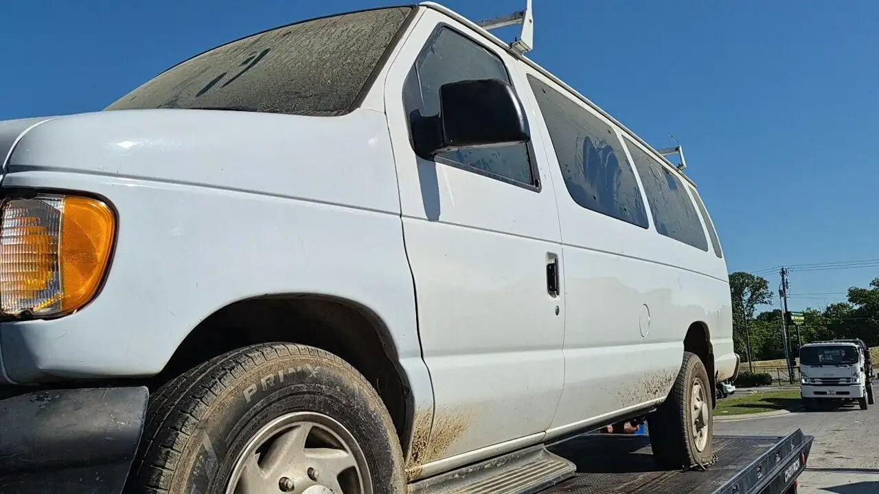 Photo of 2001 Ford E-350 Econoline Club Wagon