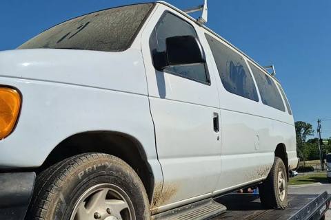 Photo of 2001 Ford E-350 Econoline Club Wagon