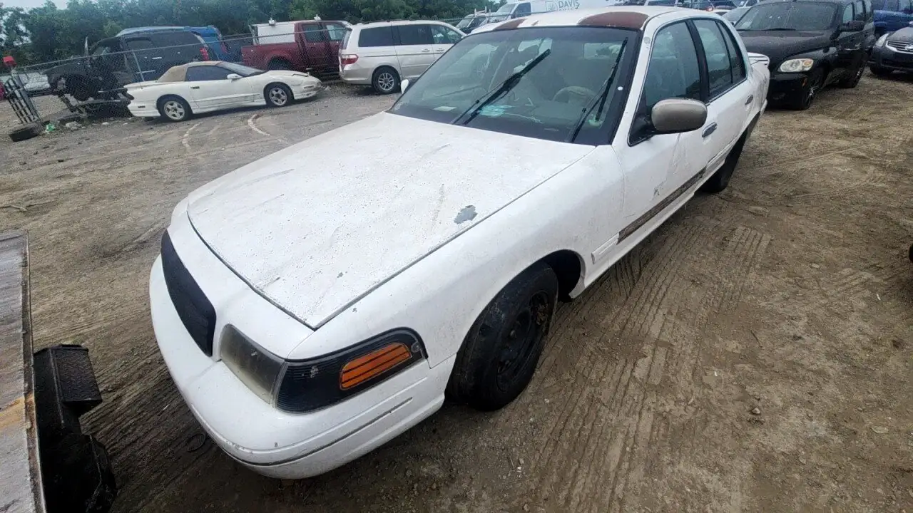 Photo of 2002 Ford Crown Victoria