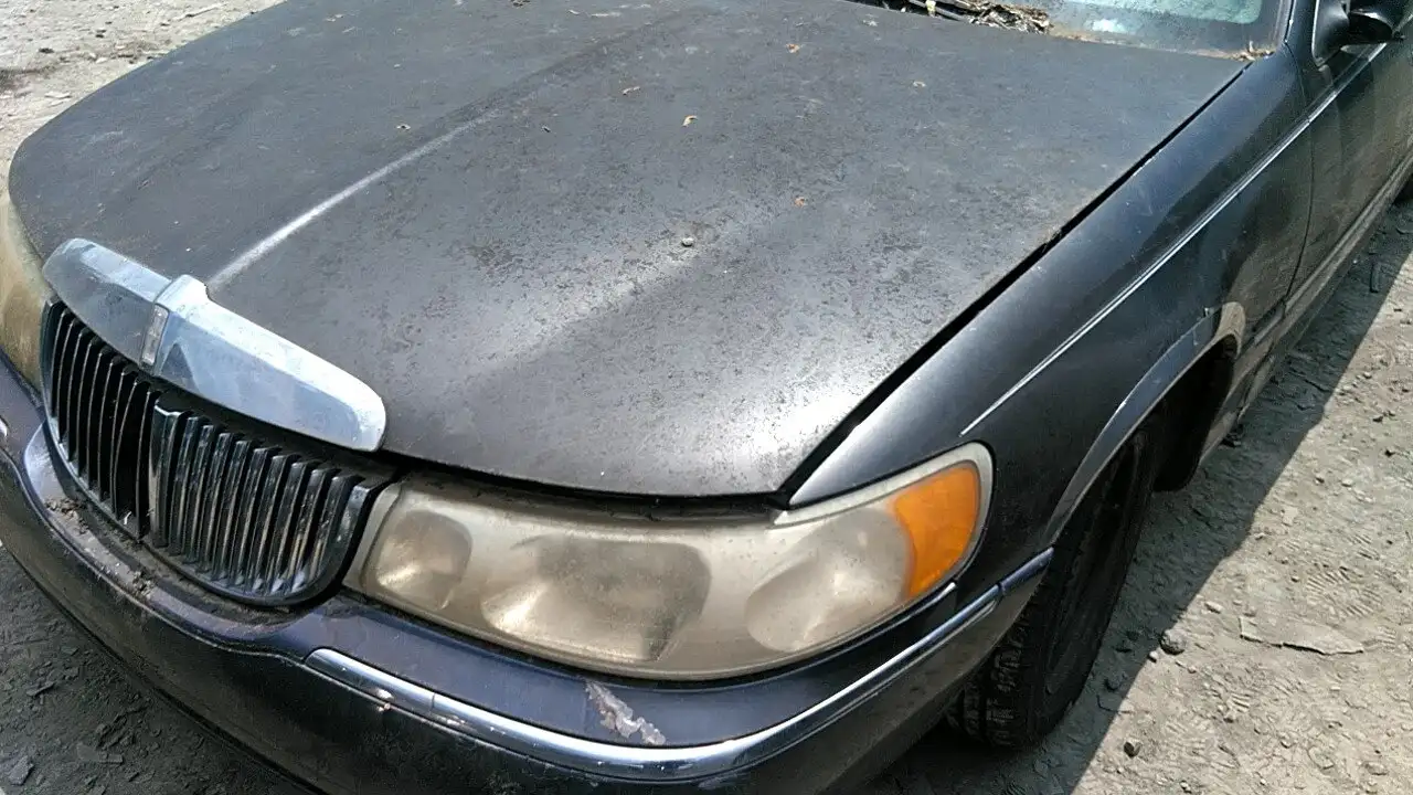Photo of 2000 Lincoln Town Car