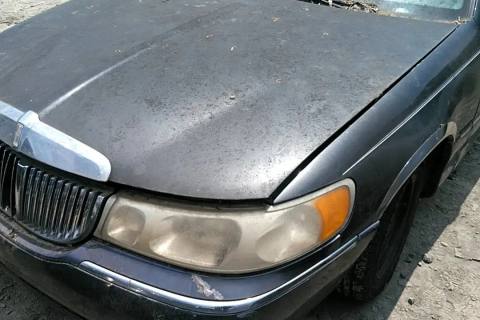 Photo of 2000 Lincoln Town Car