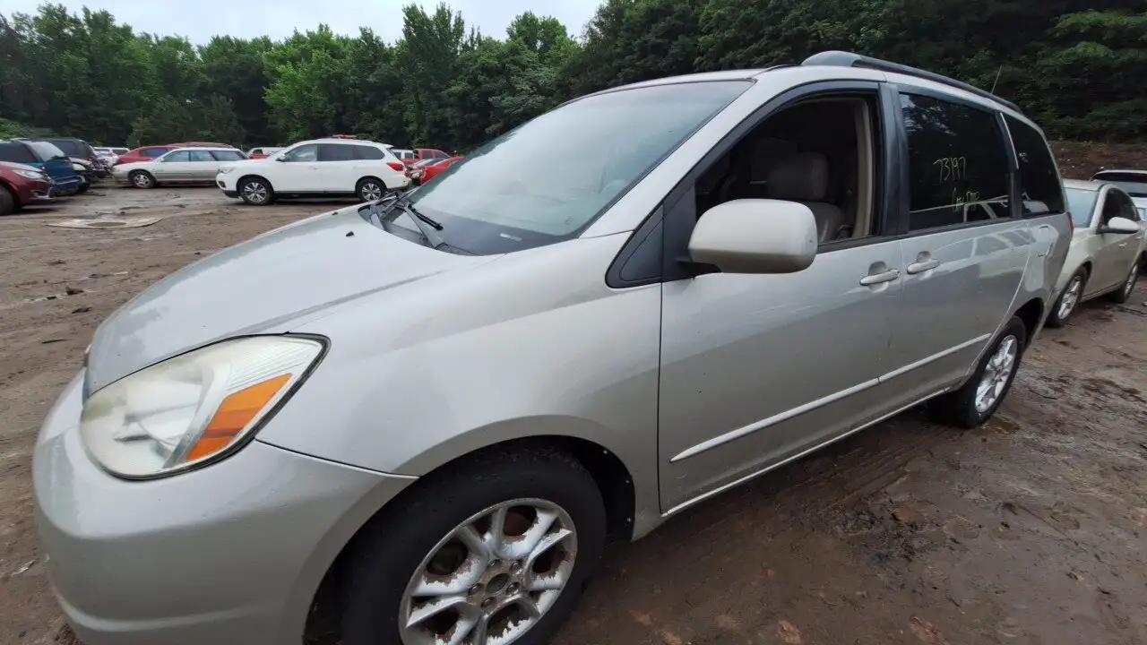 Photo of 2004 Toyota Sienna