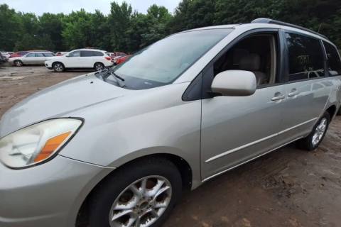 Photo of 2004 Toyota Sienna