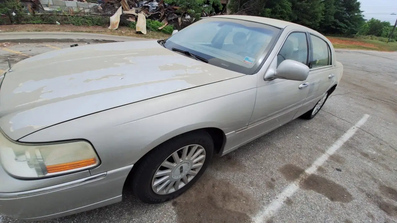 Photo of 2005 Lincoln Town Car