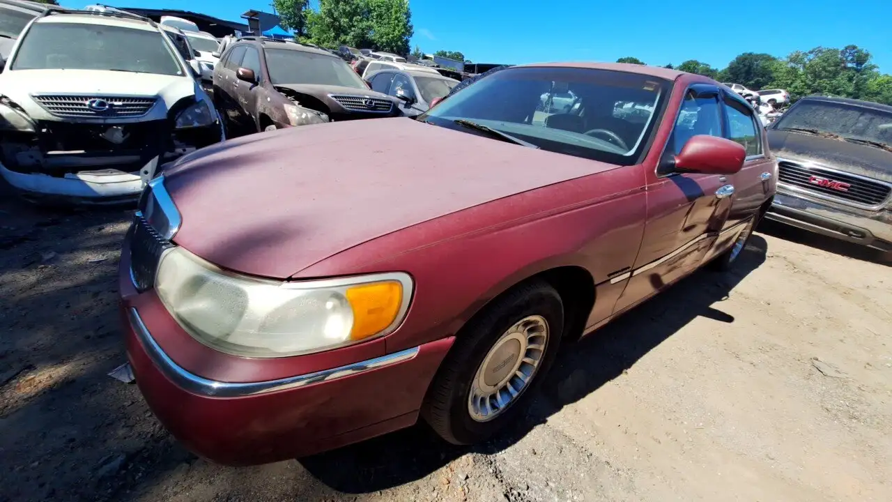 Photo of 2000 Lincoln Town Car