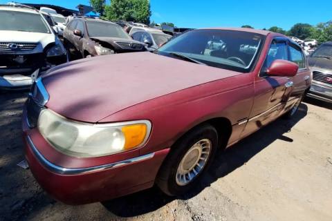 Photo of 2000 Lincoln Town Car