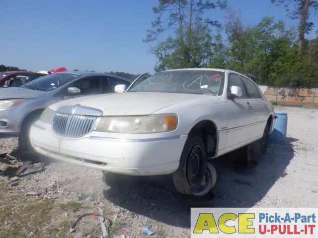 Photo of 2000 Lincoln Town Car