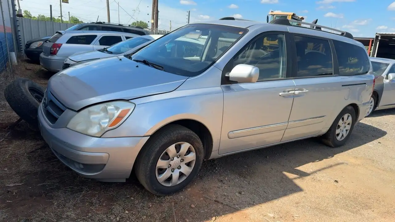 Photo of 2008 Hyundai Entourage