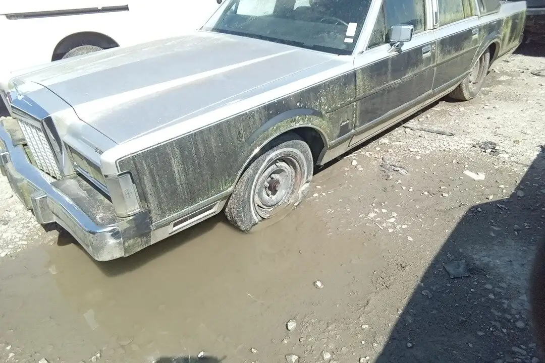 Photo of 1987 Lincoln Town Car