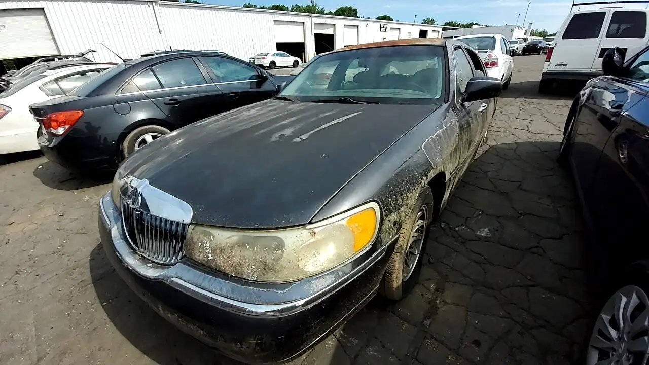 Photo of 2000 Lincoln Town Car