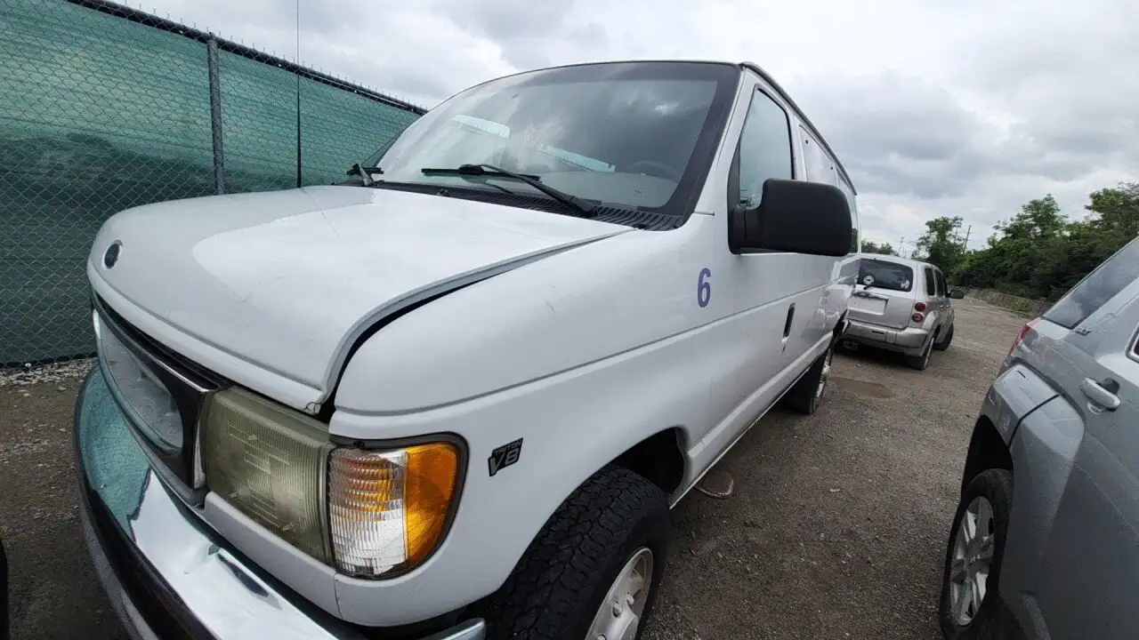 Photo of 2002 Ford E-350 Econoline Club Wagon